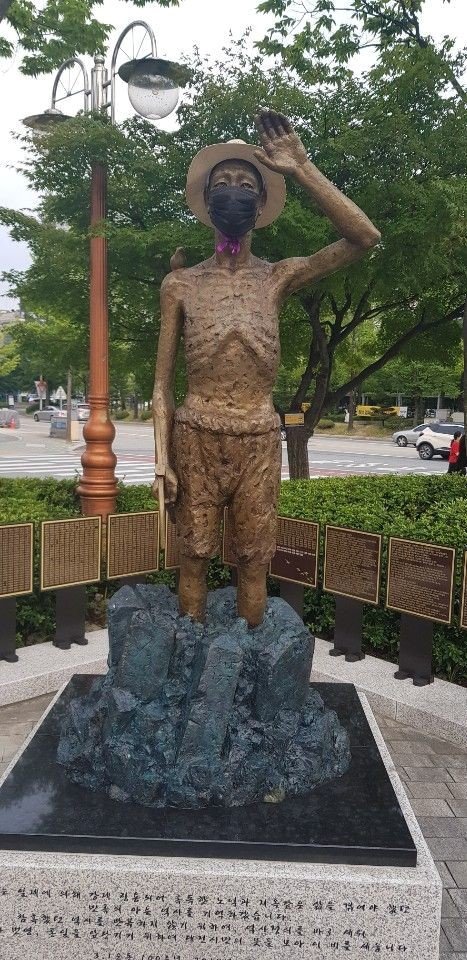 大田市庁前の公園に建てられた徴用労働者像。［中央フォト］