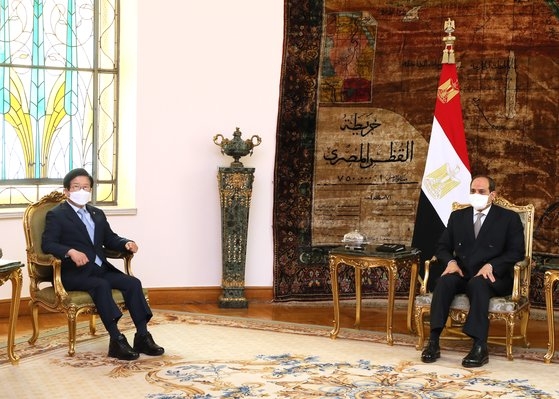 朴炳錫国会議長（左）がエジプトのシシ大統領（右）と会談している。［写真　国会議長室］
