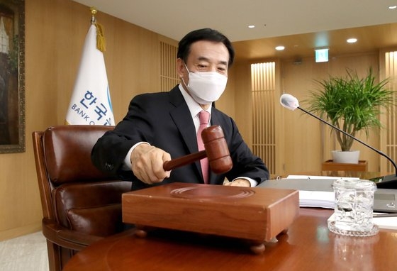 한국은행의 리주 츠요시 총재가 12일에 열린 금융통화운영위원회 본회의를 주재 해 의사봉을 두드리고 있다.［사진 한국은행］