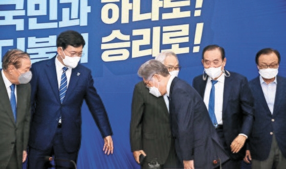 韓国与党「共に民主党」大統領選候補である李在明（イ・ジェミョン）氏（中央）が１３日、ソウル汝矣島（ヨイド）国会で開かれた党常任顧問団懇談会に先立ち出席者に挨拶をしている。イム・ヒョンドン記者