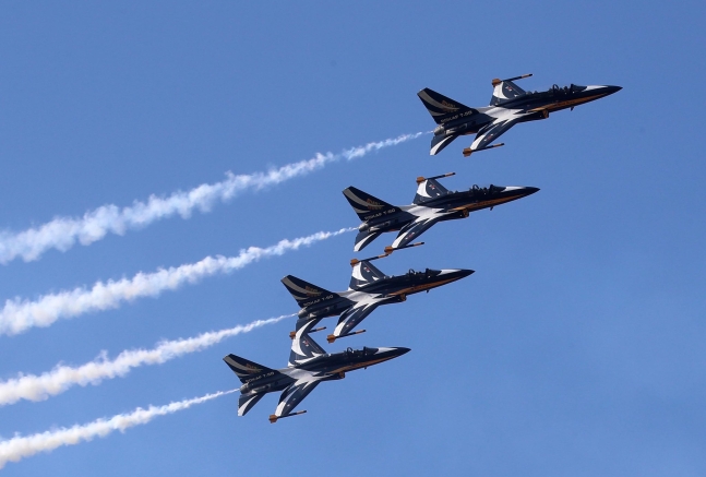 ソウル国際航空宇宙および防衛産業展示会２０２１（ソウルＡＤＥＸ）プレスデー行事が開かれた１８日、京畿道城南（ソンナム）のソウル空港上空で空軍特殊飛行チーム「ブラックイーグルス」が祝賀公演飛行をしている。　キム・サンソン