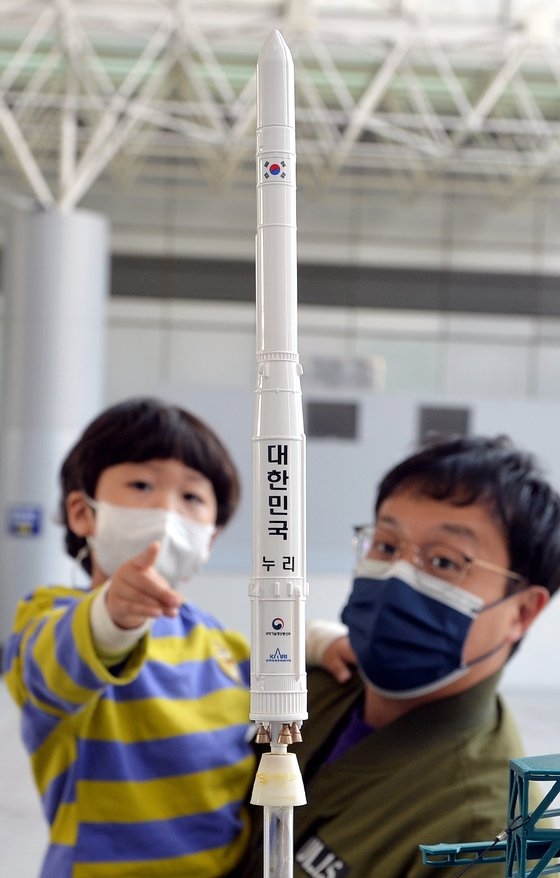 国産技術で作られた韓国型発射体「ヌリ号」（ＫＳＬＶ－ＩＩ）打ち上げを２日後に控えた１９日午後、大田（テジョン）国立中央科学館を訪れた市民が展示されたヌリ号の縮小模型を見学している。フリーランサー　キム・ソンテ