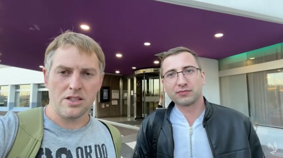 収監者虐待動画を告発したセルゲイ・サベリエフ（右）がロシアから逃げパリのシャルル・ドゴール空港に到着しグラグネットの設立者である人権運動家ウラジミール・オセチキンとユーチューブ配信をしている。［ユーチューブ　キャプチャー］