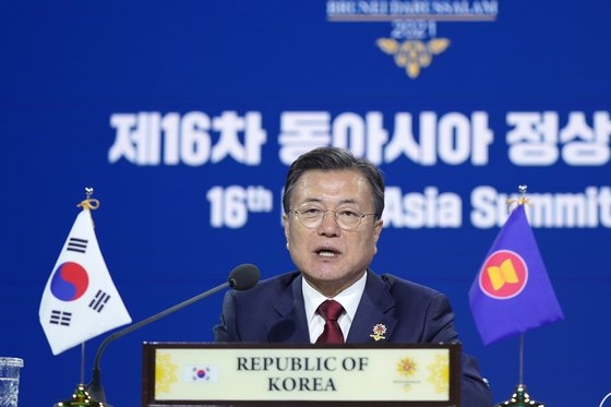 韓国の文在寅（ムン・ジェイン）大統領が２７日、青瓦台（チョンワデ、大統領府）忠武室でオンラインで行われた第１６回東アジア首脳会議で発言している。［写真　青瓦台］