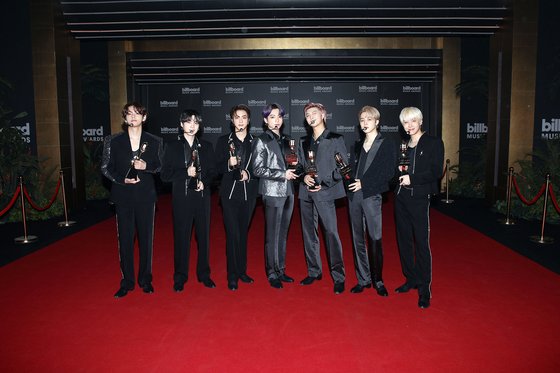 今年５月米国ビルボード・ミュージック・アワードで４冠を占めたＢＴＳ（防弾少年団）。［写真　Ｂｉｇ　Ｈｉｔミュージック］
