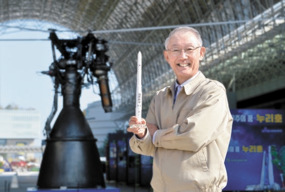 航空宇宙研究院の趙光来（チョ・グァンレ）元院長が大田（テジョン）国立中央科学館に展示中の韓国型発射体ヌリ号７５トンロケットエンジンを背景にポーズを取っている。手にしているのはヌリ号の模型。趙氏は３３年間発射体一筋で業界に携わってきた韓国最高のロケットマンだ。フリーランサー　キム・ソンテ