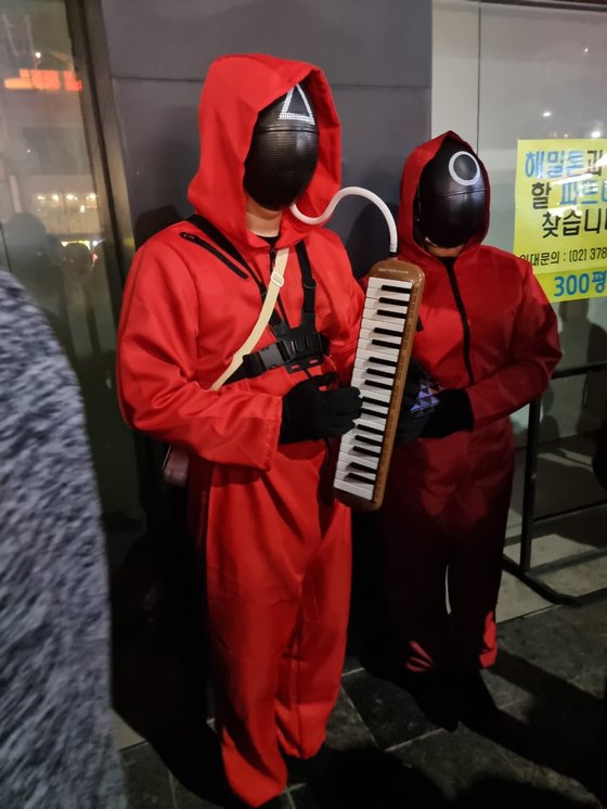 最近、世界的にヒットしたＮｅｔｆｌｉｘ（ネットフリックス）韓国ドラマ『イカゲーム』のコスチュームを着た人々が演奏をしている。※当事者の同意を受けて撮影された写真です。パク・サラ記者