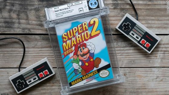 米国インディアナ州のある死亡者の家で見つかった「スーパーマリオブラザーズ２」の未開封ゲームパックが競売で８万８５５０ドル（約１０１０万円）で落札された。［写真＝Ｈａｒｒｉｔｔ　ｇｒｏｕｐ］