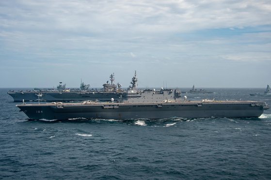 南シナ海で米国軍の原子力空母カールビンソン（後方）と日本海上自衛隊のヘリコプター搭載護衛艦「かが」が合同演習を行っている。［写真　米海軍］