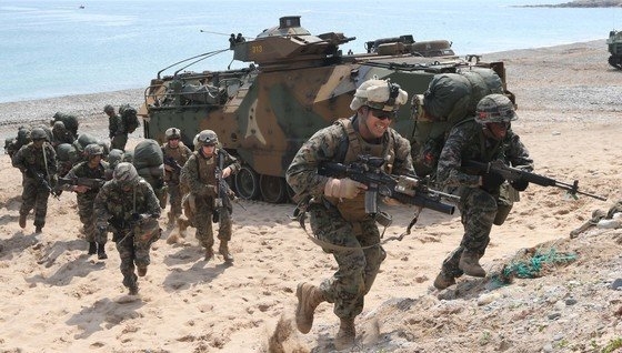 毎年、浦項市近隣の海岸で韓米の海兵隊が参加する連合上陸訓練が実施されている。ただ訓練の規模は縮小している。［中央フォト］