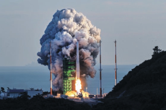 韓国型発射体「ヌリ号」（ＫＳＬＶ－２）が２１日、全羅南道高興郡（チョルラナムド・コフングン）の羅老（ナロ）宇宙センター第２発射台から打ち上げられた。［写真　写真共同取材団］