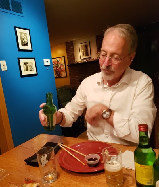 米ペンシルベニア州立大学のサム・リチャーズ教授は「韓国ドラマでよく見た」とし、インタビュー後に記者をソメク（焼酎＋ビール）に誘った。キム・ピルギュ特派員