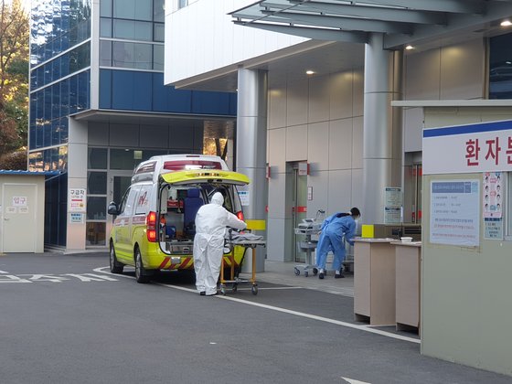 韓国政府が１４日、新型コロナウイルス感染症（新型肺炎）の重患者を重点的に診療する拠点病院に指定した５カ所のうちの一つである京畿道一山（キョンギド・イルサン）病院の前に救急車が停まっている。イ・ウリム記者