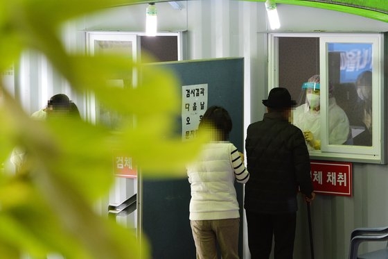 先月３１日、大田の保健所の新型コロナウイルス選別検査所で医療陣が訪問した市民を検査している。フリーランサー　キム・ソンテ