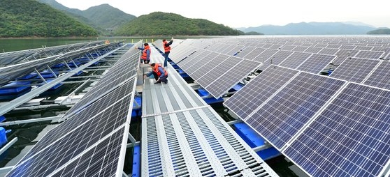 忠清北道の忠州湖に設置された水上太陽光発電設備を調べている韓国水資源公社職員。［中央フォト］