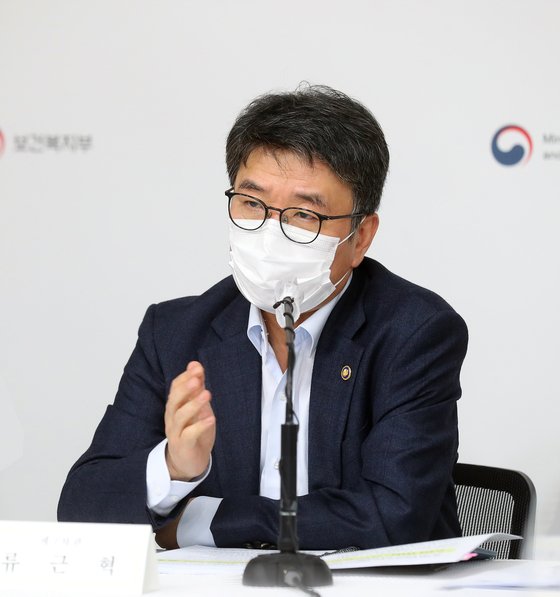 保健福祉部の柳根赫第２次官が９日の記者懇談会で発言している。［写真　保健福祉部］