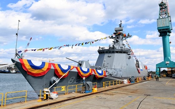 新型護衛艦「天安」の進水式が９日、蔚山現代重工業で開かれた。「天安」は長距離対潜水魚雷ホンサンオ（紅鮫）、遠距離から潜水艦を探知できる機能など対潜水艦作戦能力が強化された。　ソン・ボングン記者