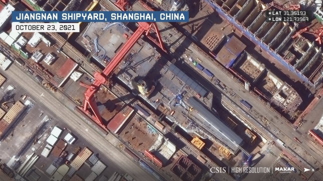 中国上海江南造船所で建造中の００３型新型空母。　写真＝米戦略国際問題研究所（ＣＳＩＳ）