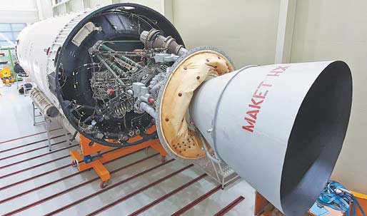 大田（テジョン）航空宇宙研究院の組立棟１階に保管中の「羅老（ナロ）号」１段目のエンジン。ロシア語で模型と書かれているが、ロシア宇宙企業クルニチェフの推力２１２トン最先端多段燃焼サイクルエンジンだ。１０日の政府・与党協議で明らかにしたエンジン開発は「羅老号」のエンジンのように先端多段燃焼サイクル方式だが、推力は１００トン。　［写真　航空宇宙研究院］