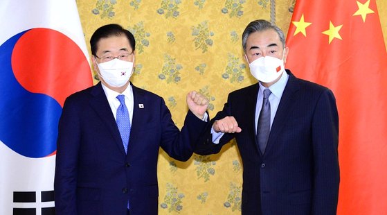外交部の鄭義溶長官が先月２９日にイタリアのローマで中国の王毅外相と会った。［写真　外交部］