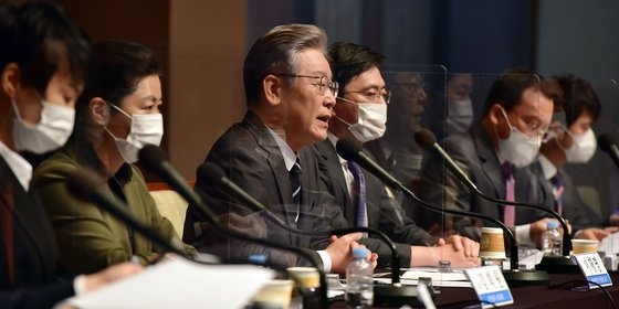 １０日、寛勲（クァンフン）クラブ招請討論会で演説する李在明（イ・ジェミョン）民主党大統領候補。　［国会写真記者団］