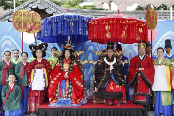 高宗と明成皇后（閔妃）の嘉礼再現の様子。［写真　ソウル市］