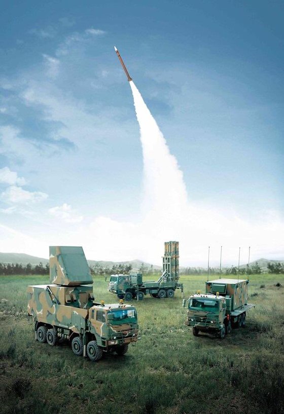 韓国型パトリオットと呼ばれる「天弓II」迎撃ミサイル。　［写真　防衛事業庁］