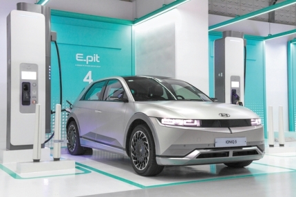 現代自動車が今年発売した電気自動車「アイオニック５」は現代自動車グループ独自規格の充電所でこれまでより最大５０％少ない約１８分で８０％まで充電可能だ。［写真　現代自動車］