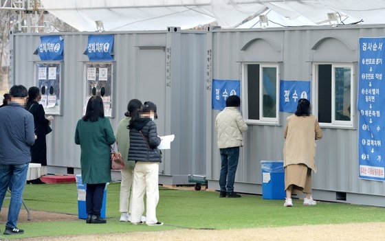 韓国の新型コロナ新規感染者が３１２０人で週末基準として歴代最多を記録した２１日午後、大田（テジョン）のある選別検査所を訪れた市民が順番を待っている。キム・ソンテ　フリーランサー