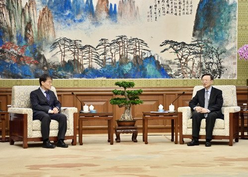 中国外交トップの楊潔チ共産党政治局員が２５日、張夏成（チャン・ハソン）駐中韓国大使と会談した。　［写真　中国外務省］