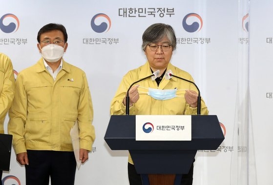 韓国の鄭銀敬（チョン・ウンギョン）疾病管理庁長が２９日、政府ソウル庁舎ブリーフィング室で、拡大している新型コロナウイルス感染症予防のための政府対策を発表するためにマスクを取っている。キム・サンソン記者
