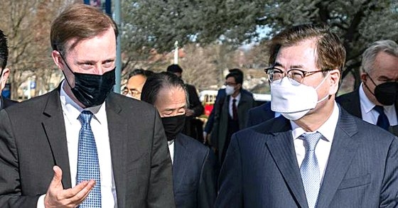 徐薫青瓦台国家安保室長（右）とサリバン米大統領補佐官は先月米国で会い終戦宣言などに対する意見を交換した。［写真　外交部］