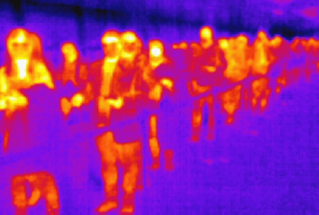 最近１３カ国でデルタ型より伝染力が強まったオミクロン株が確認された中、１１月２９日午前、仁川国際空港で、フランクフルト発、ハバロフスク発旅客機を利用した乗客がサーマルカメラ映像で赤く映っている。サーマルカメラでは低い温度は青く、高い温度は赤く見える。　［空港写真記者団］