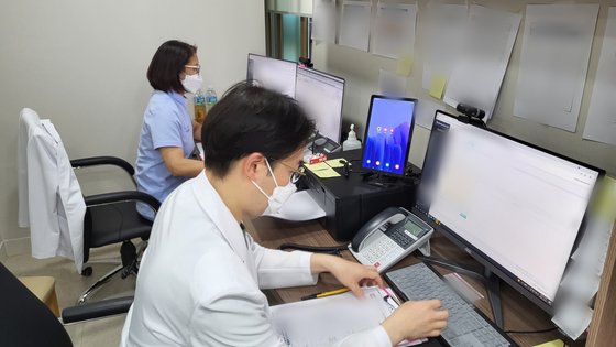 １日午前、ソウル江南区（カンナムグ）ハナ耳鼻咽喉科病院の新型コロナ在宅治療センターで、医療従事者が患者をモニタリングしている。　チェ・ソイン記者