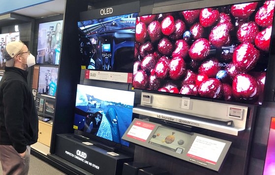 家電売場に展示されたＬＧエレクトロニクスの有機ＥＬ（ＯＬＥＤ）テレビ。［写真　ＬＧエレクトロニクス］