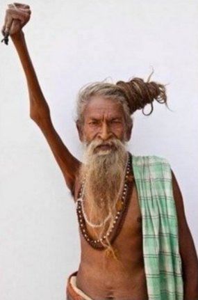 ４５年間右腕を上げて暮らすインド人男性［ツイッター　キャプチャー］