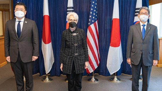 先月１７日午前（現地時間）、米国ワシントン国務省で開かれた第９回韓日米外交次官協議会に先立ち、（左から）韓国外交部の崔鍾建（チェ・ジョンゴン）第１次官、米国国務省のウェンディ・シャーマン副長官、日本外務省の森健良事務次官が記念撮影に臨んでいる。この日、会談後に予定された共同記者会見は日本の不参加で取りやめとなった。［写真　韓国外交部］