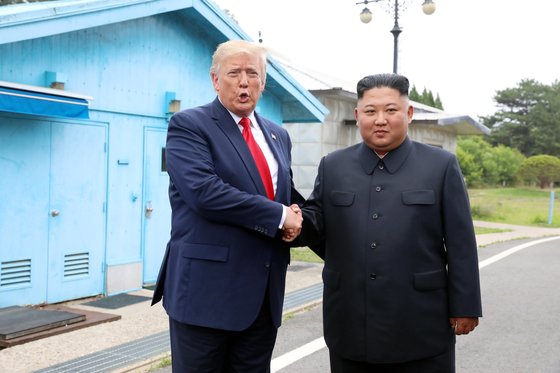 ２０１９年６月３０日に板門店共同警備区域（ＪＳＡ）で会ったトランプ大統領と金正恩委員長。［写真　青瓦台写真記者団］