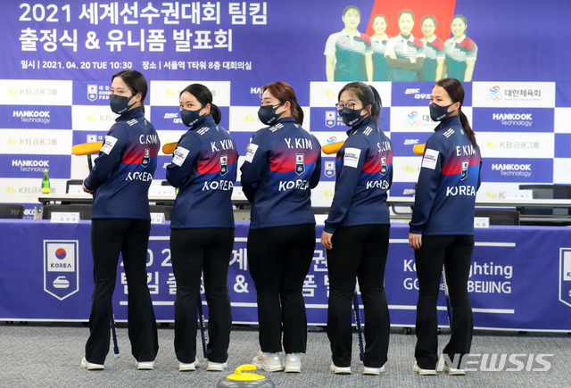 ポーズを決める韓国女子カーリング代表のメンバー。［写真　ニューシス］