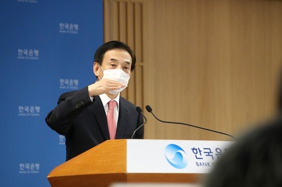 １６日、ソウル中区の韓国銀行（韓銀）で物価安定目標運営状況点検説明会が開かれた。李柱烈（イ・ジュヨル）総裁は「最近、物価上昇ペースが速まり、その範囲も拡大している中、消費者物価上昇率は相当期間高い水準が続くと予想される」と述べた。　［写真＝韓銀］