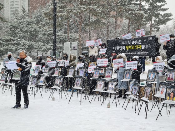 １８日午後５時ソウルの独立門前で「新型コロナウイルスワクチン被害者家族協議会」が５回目のろうそく集会を行っている。イ・ガラム記者