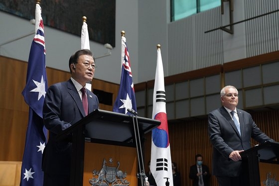 文在寅（ムン・ジェイン）大統領は１３日、韓豪首脳会談直後の共同記者会見で、北京オリンピックについて「外交的ボイコットを検討していない」という立場を明らかにした。　［青瓦台提供］