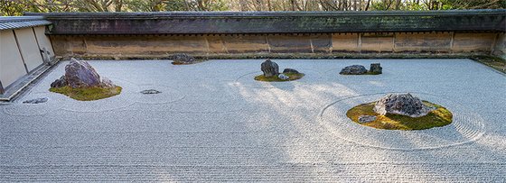 京都龍安寺の「石庭」。