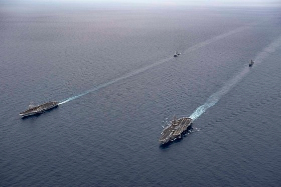 今年５月、地中海で連合海上訓練を実施した米海軍の空母「ドワイト・アイゼンハワー」（右）と仏海軍の空母「シャルル・ドゴール」。　フランス海軍