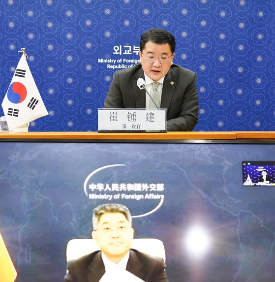 崔鍾建（チェ・ジョンゴン）外交部第１次官（上）は２３日、中国の楽玉成外務次官とオンラインで韓中外務次官戦略対話を行った。　［外交部提供］