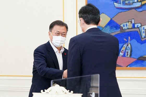 文在寅大統領が２７日に青瓦台で政府の官民合同青年雇用創出事業である「青年希望ＯＮ」に参加した大企業代表らと昼食懇談会を行った。文大統領が懇談会に先立ち李在鎔サムスン電子副会長とあいさつしている。［写真　青瓦台写真記者団］