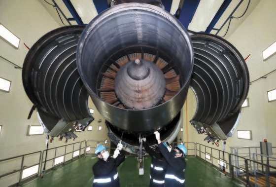 公正取引委員会は２９日、大韓航空とアシアナ航空が一部発着枠返却、輸送権再配分などを履行する条件付きで結合を承認するものと暫定結論を下した。２７日、大韓航空の整備士がエンジンテストセルでエアバスＡ３３０のエンジンを整備している。キム・サンソン記者