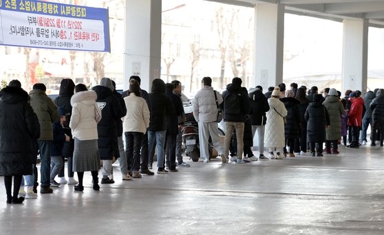 新年初日のある選別検査所を訪れた市民が検査を受けるため順番を待っている。キム・ソンテ記者