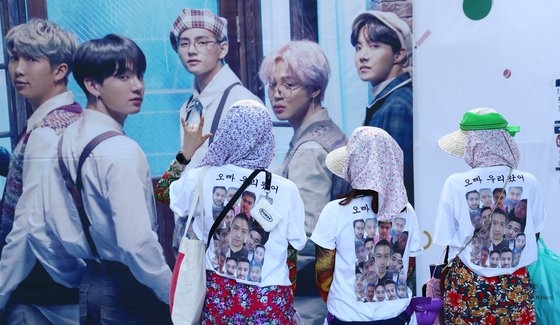 アーミーはＢＴＳの情熱的なファンクラブだ。しかしＮＦＴに対して一部のファンはＢＴＳ所属事務所と反対の意見を見せている。［中央フォト］