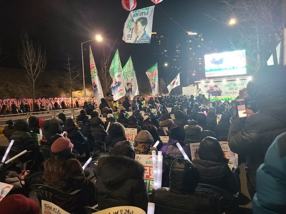 ３０日、朴槿恵（パク・クネ）前大統領の赦免の瞬間（３１日０時）を待つ支持者。朴前大統領が入院中のサムスンソウル病院の近くでウリ共和党は記者会見を行った。　チェ・ヘソン記者